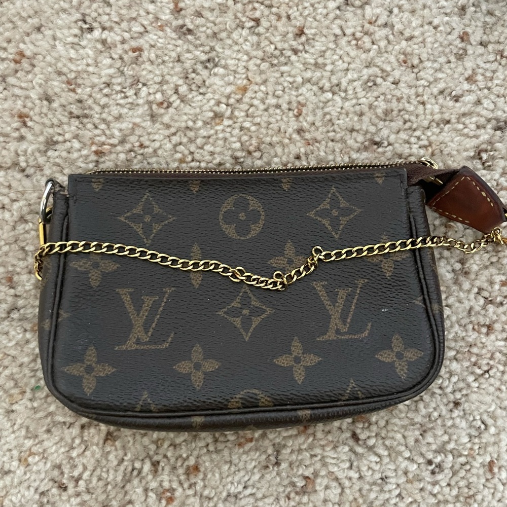 LouisVuitton wristlet